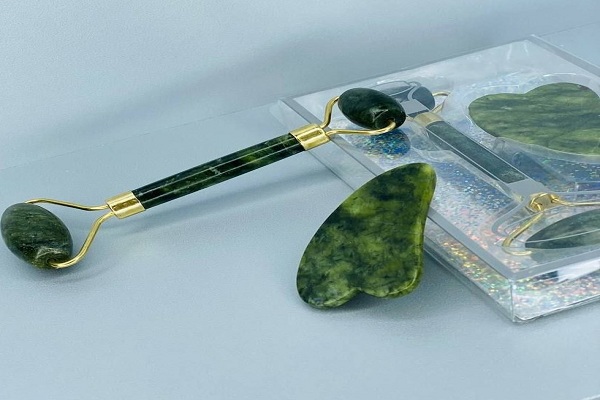 سنگ گواشا چیست؟ فواید و نحوه ماساژ با سنگ گواشا برای جوانی و سلامتی پوست