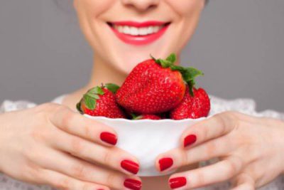نحوه استفاده از توت فرنگی برای بزرگ کردن سینه